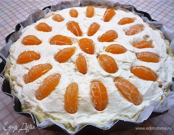 Сверху украшаем мандариновыми дольками.