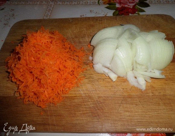 Нарезаем овощи и зелень.