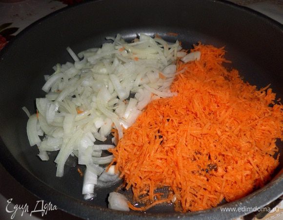 В сковороду наливаем растительное масло, выкладываем нарезанные овощи.