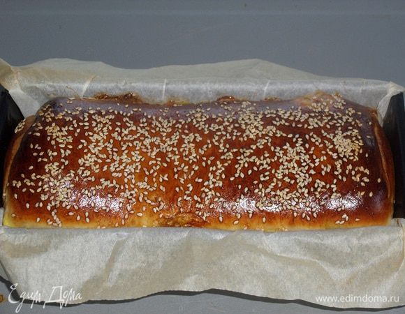 Ставим форму с рулетом в разогретую духовку и выпекаем 30 — 40 минут при 160 — 180°С.