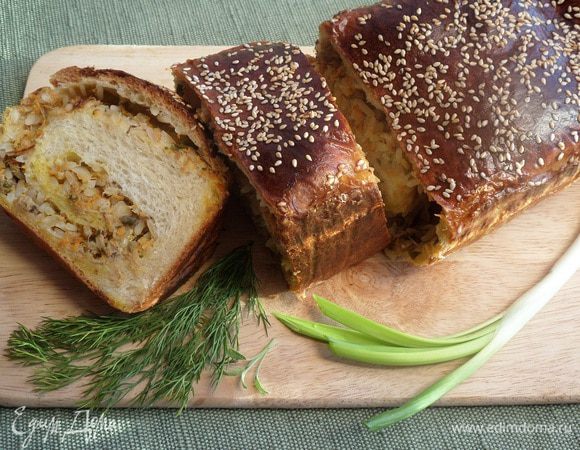 Слегка остужаем, нарезаем и подаем пирог-рулет к столу.