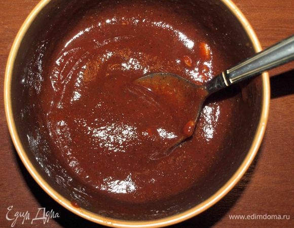 Томатную пасту смешать с солью, молотым перцем, лимонной кислотой, сахаром, мелко порубленным чесноком, тремя ложками воды. 