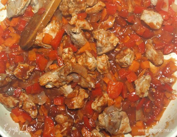 Добавить к мясу с овощами и потомить 5 — 10 минут.