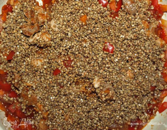 Гречку при необходимости перебрать. Промыть. Добавить к остальным ингредиентам. 