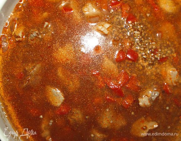 Залить кипятком так, чтобы вода все полностью покрыла. Перемешать. Довести до кипения на сильном огне. Уменьшить огонь, закрыть крышкой и готовить 20 — 25 минут. 