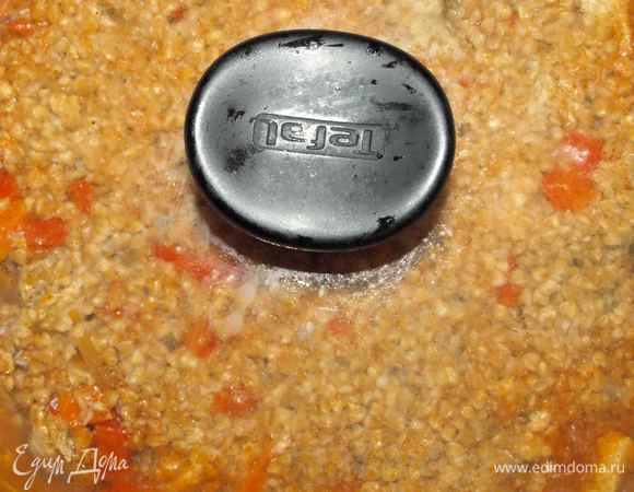 Снять гречку с огня и, не снимая крышку, дать настояться 10 — 15 минут. Гречка впитает остатки жидкости, станет сочной. 