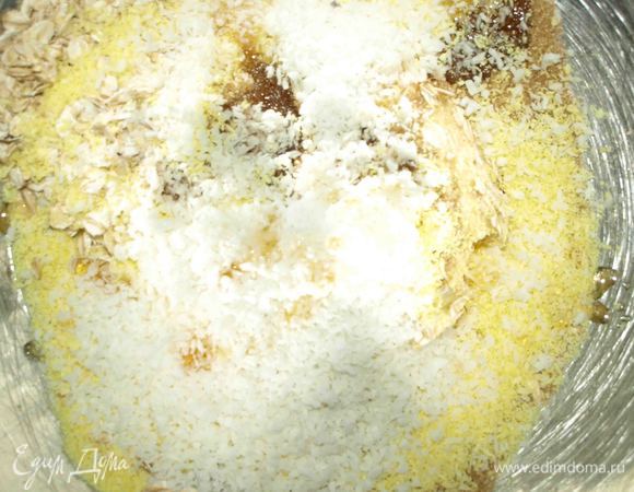 В миску высыпать овсяные хлопья, сахар, дрожжи, соль, кокосовую стружку, мед (можно заменить кукурузным сиропом), сливочное масло.