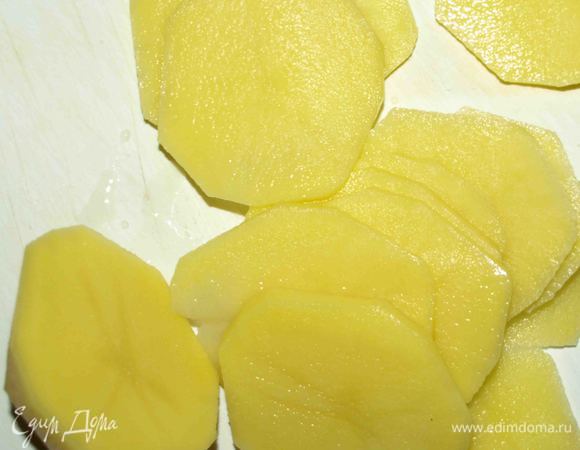 Картофель очистить, нарезать тонкими кружками.