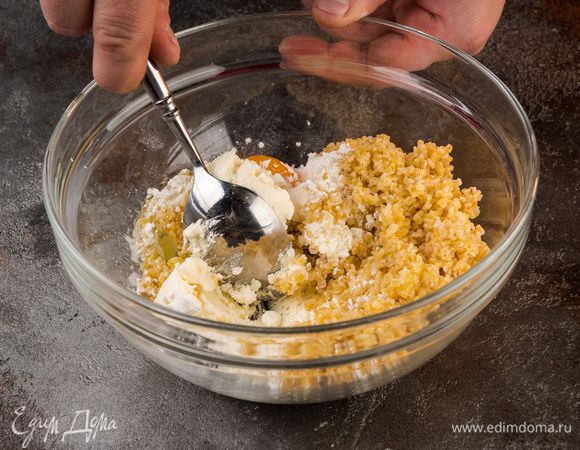 Добавить в массу яйцо, крахмал. Все тщательно перемешать.