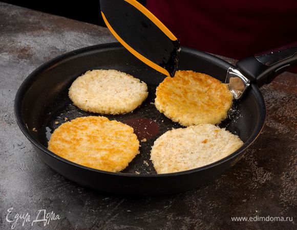 Обжариваем на растительном масле до золотистой корочки.