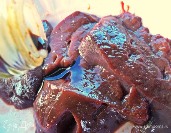 Замариновать в соевом соусе. Оставить на 5 — 10 минут.