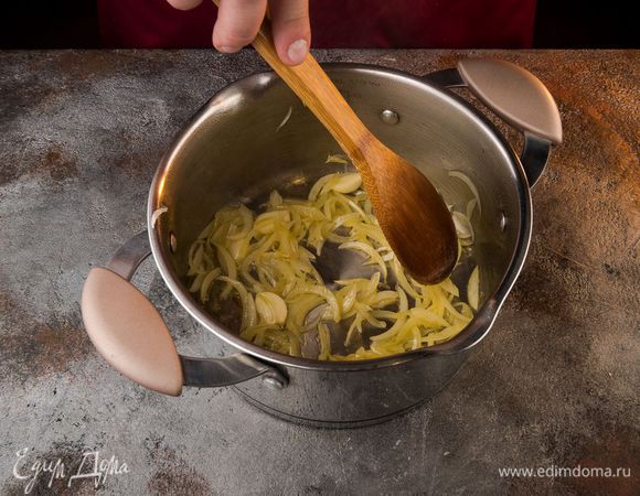 Разогреть в тяжелой кастрюле 2 ст. ложки оливкового масла и, помешивая, томить лук и чеснок на медленном огне несколько минут.