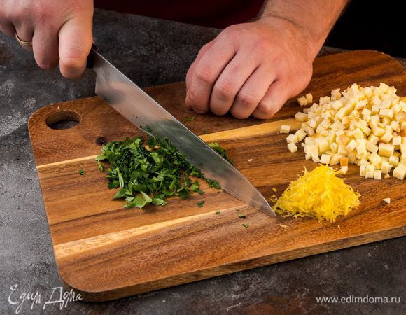 Петрушку мелко порубить. Цедру лимона натереть на мелкой терке. Сулугуни нарезать небольшими кубиками, смешать с петрушкой и цедрой.