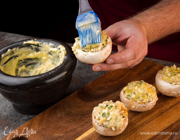 Грибы отправить в духовку и запекать 25 — 30 минут. 