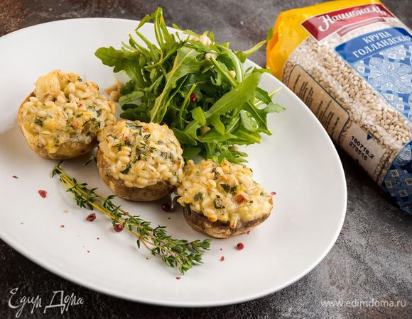 Выложить на блюдо, сбрызнуть оливковым маслом, сверху разложить грибы и полить все соком из противня.