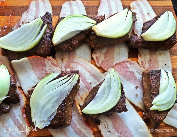 Положить сверху полукруг лука.