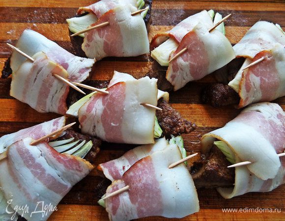 Обернуть бекон вокруг, закрепить зубочистками.