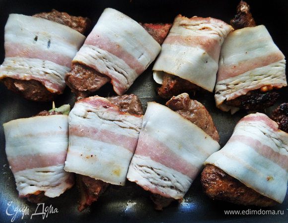 Перенести порции в форму швом вниз.