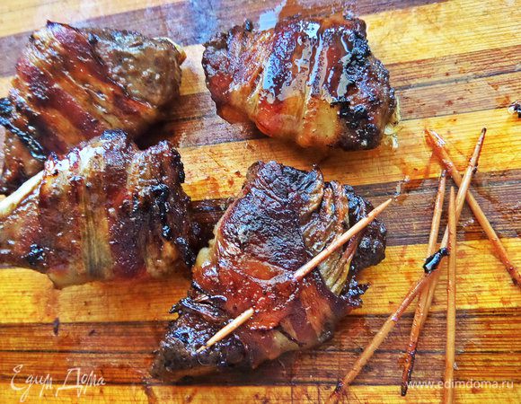 Вынуть из готовых кусочков зубочистки.