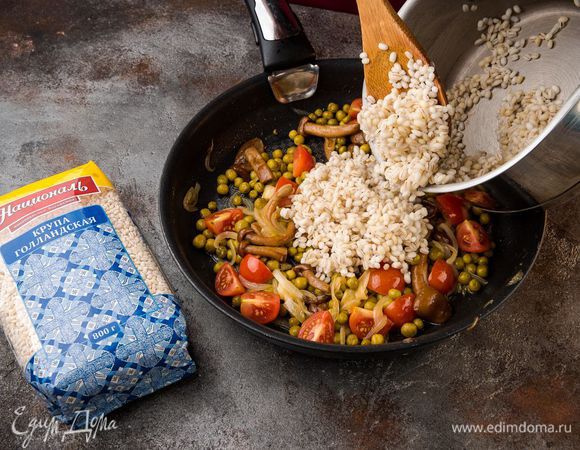 Добавить помидоры черри и крупу.