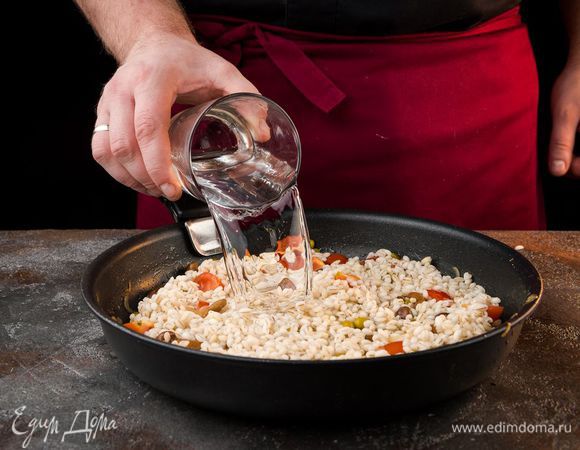 Влить немного воды и варить до готовности крупы.