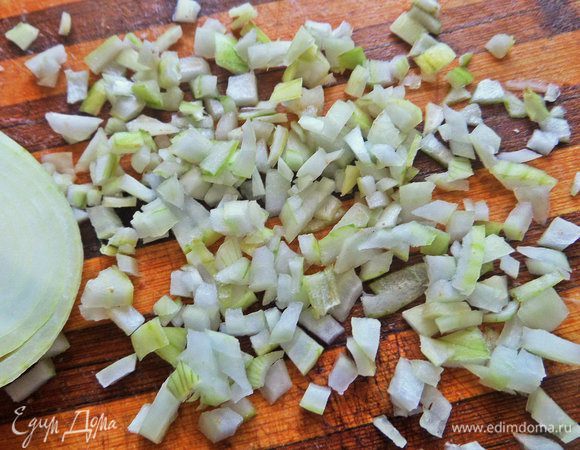 Оставшийся лук измельчить. Высыпать в сковороду. Для обжарки могу порекомендовать чесночное или кунжутное масло от Biolio.