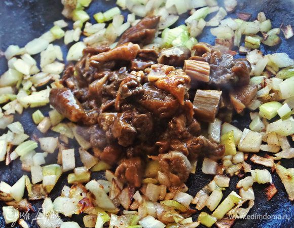 Добавить к луку уже готовые измельченные грибы (у меня размороженные, лесная смесь, обжаренные заранее) 4 ст. л.