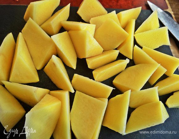 Картофель одновременно готовим для гарнира. Для быстроты сразу нарезать такими кусочками и сварить в подсоленной воде.