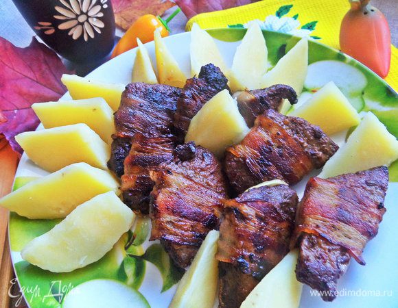 Итак собираем блюдо. На общую или порционную тарелку переносим кусочки печенки в беконе, рядом размещаем отварную картошку.