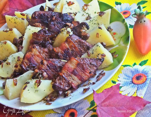 Сверху посыпаем обжаренным луком с грибами и свежей или сушеной петрушкой.