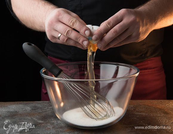 Сахар растереть с яйцом.