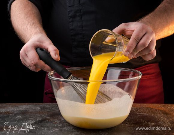 Влить апельсиновый фреш.