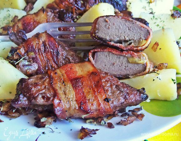 Лук и бекон добавляют сочность печенке.