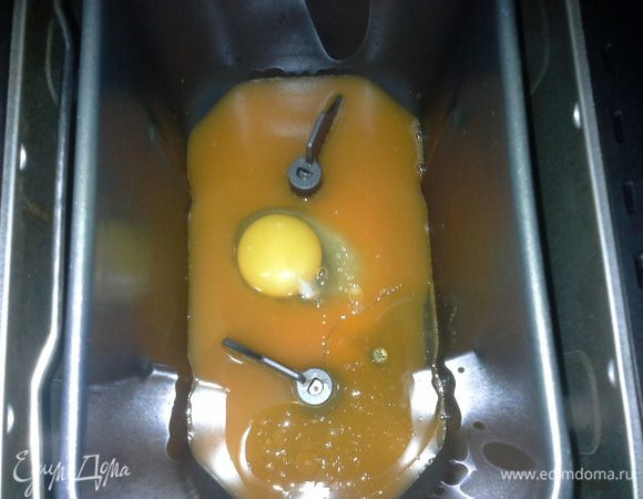 В хлебопечку выливаем морковный сок с водой 210 мл, добавляем 1 яйцо, 1 ч. л. соли, 2 ст. л. майонеза на перепелиных яйцах ТМ «Слобода», 2 ст. л. растительного масла и 550 г муки. Замешиваем пельменное тесто.