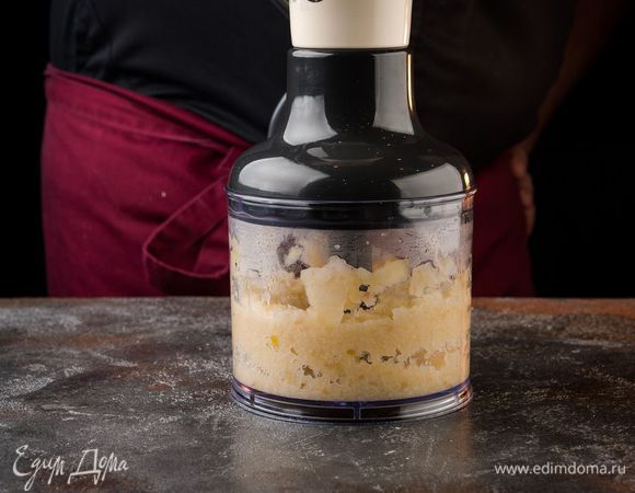 Яблоко запечь в духовке и пюрировать.