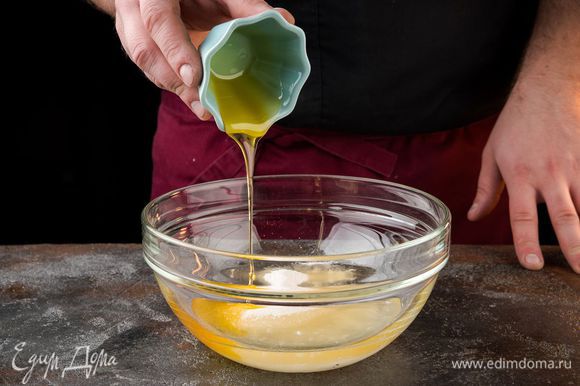 В масло добавить сахар, мед и погашенную в кипятке соду с разрыхлителем, корицу по вкусу.