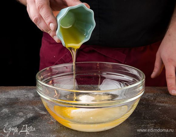 В масло добавить сахар, мед и погашенную в кипятке соду с разрыхлителем, корицу по вкусу.