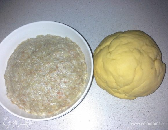 Тесто получится желто-оранжевое. Положить его в мешочек и дать отдохнуть около часа, чтобы мука растворилась, и тесто будет мягким и эластичным. Благодаря майонезу и растительному маслу тесто не прилипнет к столу при раскатывании, и не нужно будет посыпать стол мукой.