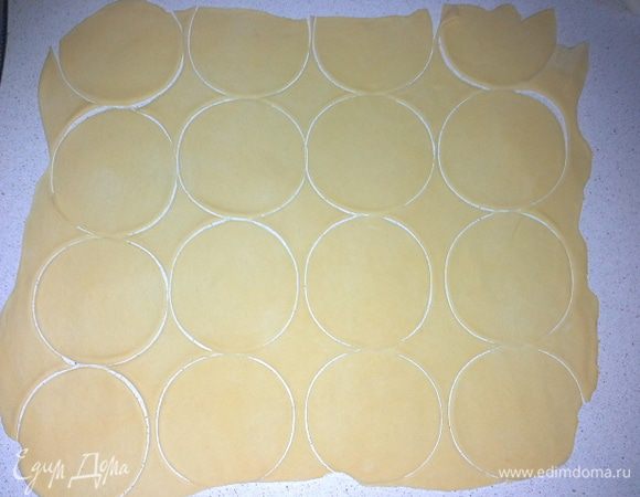 После того как тесто отдохнуло, отрезаем кусочек и раскатываем тонко. Вырезаем кружки диаметром примерно 10 см. 