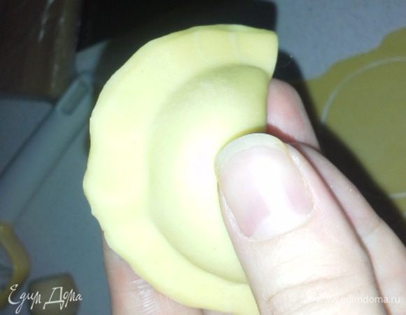 Защипываем кружок с фаршем в виде вареника.