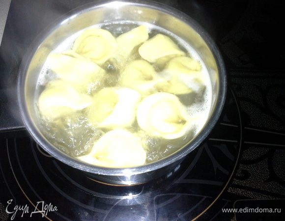 Вскипятить воду, посолить, добавить приправу для пельменей и сбросить пельмени. Варить 12 минут. 