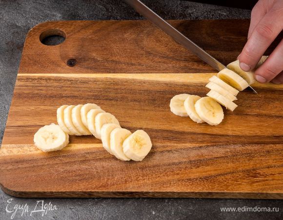 Банан нарезать.