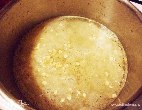 В кастрюлю налить около 1 литра воды, поставить на средний огонь, посолить, всыпать овсяные хлопья, довести до кипения, периодически помешивая.