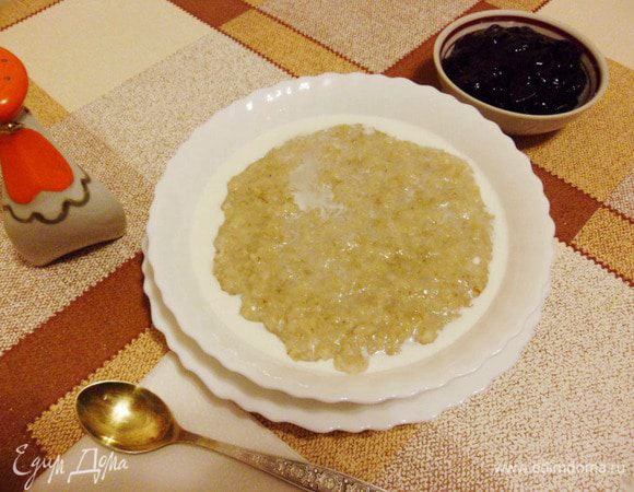 В подогретые тарелки выложить овсянку, полить сливками, посыпать сахарным песком. Подавать с фруктовым или ягодным джемом. У меня любимый джем — сливовый! Готово! «Овсянка, сэр!»