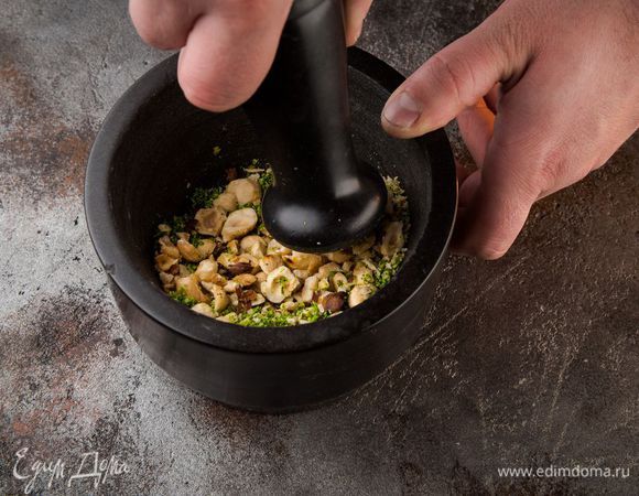 Фисташки и фундук измельчим в ступке. Изюм вымоем и обсушим. 
