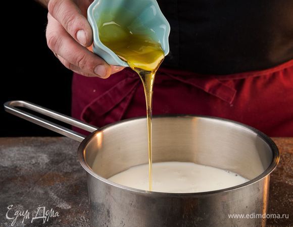 В кастрюле хорошо нагреем молоко, добавим мед и дадим ему полностью раствориться.