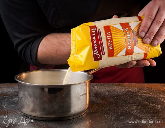 Всыпаем в горячее молоко с медом манную крупу ТМ «Националь» и изюм, и готовим, постоянно помешивая, 5 минут на медленном огне.