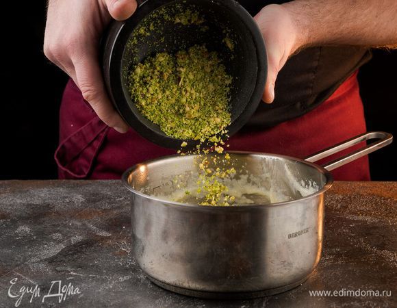 Немного фисташек оставляем для украшения, остальные добавляем в манную кашу.