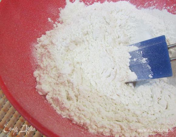Просеять муку, разрыхлитель и соль.