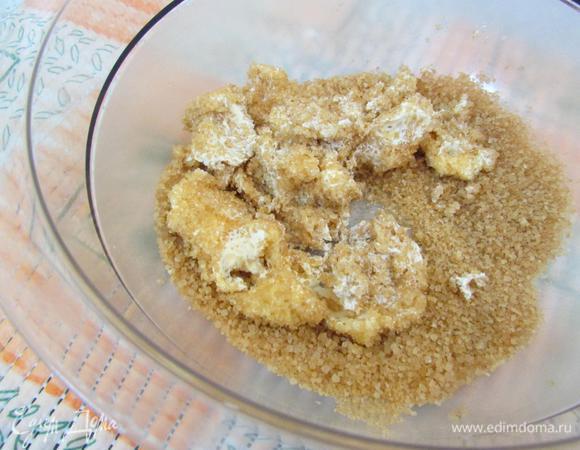 Приготовить карамельную основу. Смешать коричневый сахар и сливочное масло.